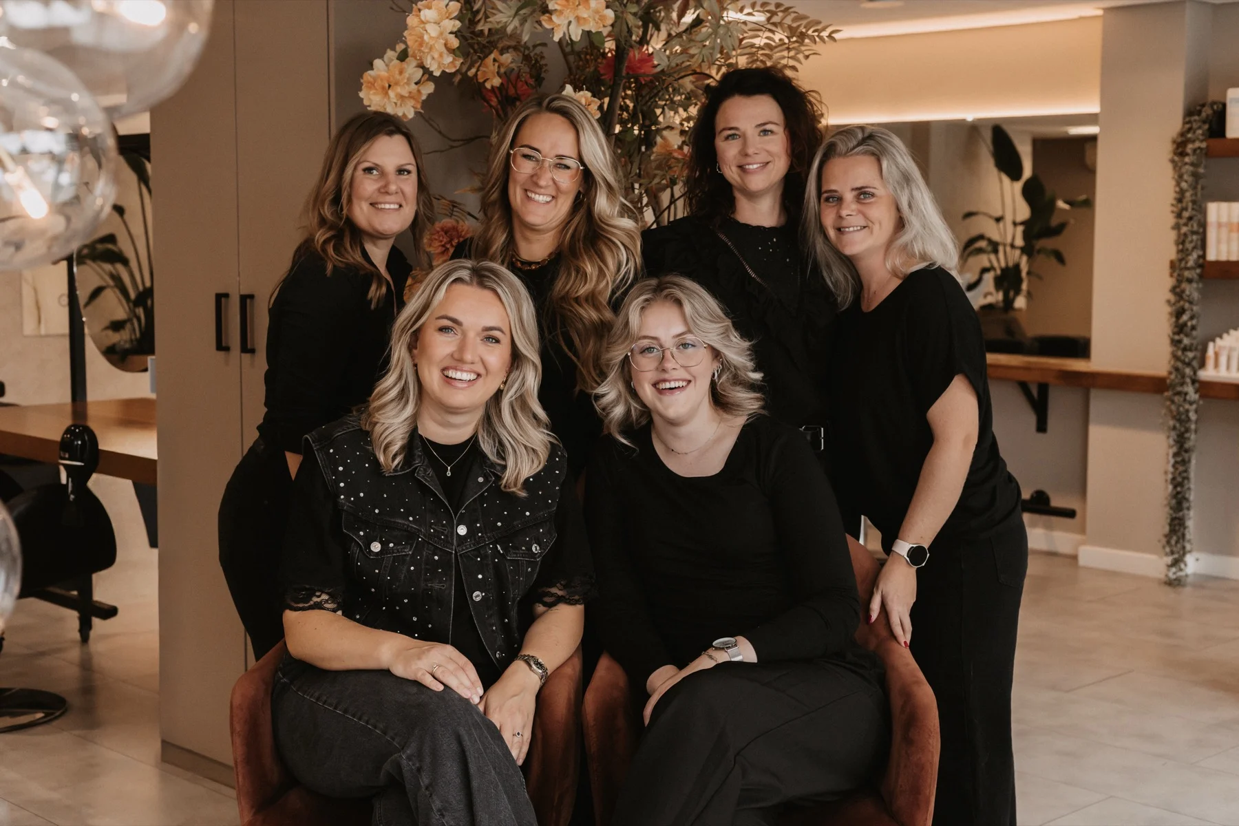 Het team van LOOX Kappers samen in de salon